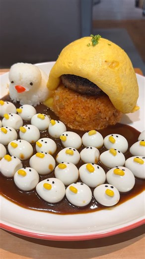 たべ めぐみ on Instagram: "ひよこに囲まれたオムライス🐣 名古屋『アランチャ』 ⁡ ひよこオムバーグセットは うずら卵で作られた可愛いひよこたちがずらり🐥🐥 ⁡ 中にはジューシーなハンバーグと特製ケチャップライス 上にはとろとろ半熟チーズオムレツ🤤🧀 ⁡ 濃厚デミグラスソースが全体をまとめてくれて めちゃくちゃ美味しかった🥺✨ ⁡ さらに使い終わった卵の殻は、 スタッフさんが回収して農家さんの肥料として再利用🌱 可愛くておいしくて、地球にも優しい一皿でした！ ・ひよこオムバーグセット 2500円 ・うずらひよこ6匹追加 380円 ーーーーーーーーーーーーーーーーーーーーー ⏰月〜土 11:30 - 14:00、17:30 - 22:30 定休日 日曜日 📍愛知県名古屋市西区那古野2-10-10 ーーーーーーーーーーーーーーーーーーーーー #愛知グルメ #名古屋グルメ #名古屋ランチ #オムライス #映えグルメ #japanesefood"