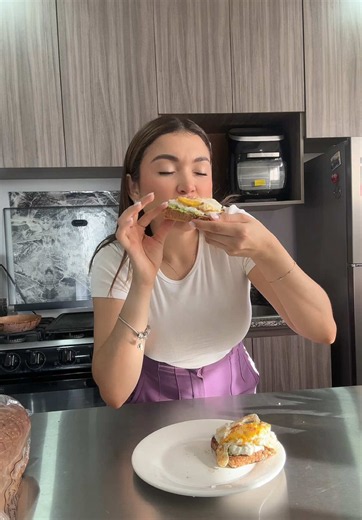 Desayuno saludable: tostadas con queso cottage, aguacate y huevo