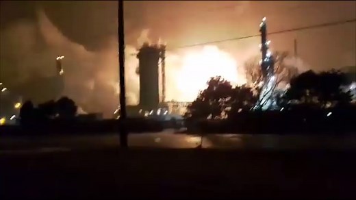 Cellphone video shows extreme flaring at Imperial Oil refinery in Sarnia in Feb. 2017
