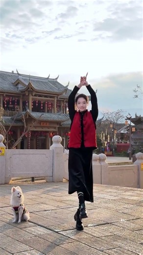 Easiest Gesture Dance to Learn This Year: Chian-e New Year Style