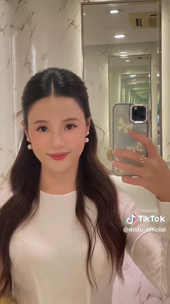 Tham Gia Sự Kiện Với Dresscode Áo Dài Cùng Midu