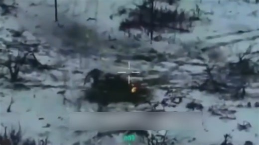 [Video cũ] Một xe tăng T-90M của quân đội Nga bị pháo M242 Bushmaster 25mm trên xe chiến đấu bộ binh M2A2 Bradley ODS-SA của quân đội Ukraine bắn tới tấp vào giáp trước và hệ thống quang học trên xe tăng. Xe sau đó bị vô hiệu hoá, kíp lái bỏ xe. - Kỹ thuật quân sự Hải quân - | Kỹ thuật quân sự Hải Quân