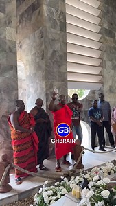 The family of Kwame Nkrumah, led by the Abusuapanyin, performed a libation ritual at the grave of Osagyefo Dr. Kwame Nkrumah as they welcomed diasporans to the Kwame Nkrumah Memorial Park. The event formed part of activities marking Kwame Nkrumah Week ahead of the upcoming Kwame Nkrumah Memorial Day. During the visit, the tour guide shared the inspiring life story and educational journey of Ghana’s first President. | GHBRAIN TV STUDIOS