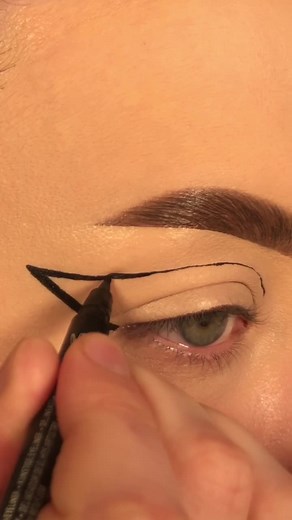 pearly swirls💫🐚 #makeup #makeuptutorial #tutorial #eyeliner #seashanty #badboy #bussitchallenge #dragraceuk