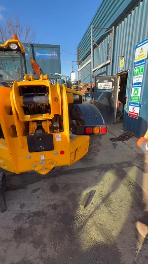 Follow up on the JCB thelehandle rear boom pin that was seized in. She’s flown back in this morning after the telescopic ram reseal. Lots of valid points and different ways of removing the pin in the comments. You’ve just got to assess what’s in front of you, every job is different! #nicholsonplant #heavyplantfitter #keepitmoving #jcb | Nicholson Plant