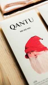 🎅🏻Ho ho ho🎅🏻 Noyer Noir mon amour ! 🤎 Amateurs de Noix de noyer noir ? Par ici s’il vous plaît .. Notre tablette HO HO HO est de retour et quelle joie! Cette tablette est un bijou de noyer noir: parfumé , gourmande, festive , unique ! Venez la découvrir! Merci à nos amis de @aujardindesnoix pour partager avec nous la magie du #noyernoir #noixdenoyernoir #noyernoir #chocolat #beantobar #craftchocolate #qantuchocolate #foodie #madeincanada #faitmontreal #chocolatelover | QANTU, cacao et choco