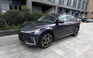 第一视角 来讲讲这台智己LS7吸引我的几个地方 LS7的行驶品质 内饰用料 配置 驾驶辅助 音响还有整车智能化的表现还是让我非常满意的 车绝对是好车！