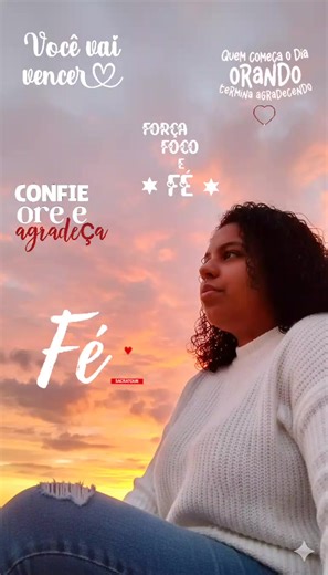 #Ensaio_fotograficos_minha Crie Uma mulher com cabelos escuros e soltos até os ombros,está sentada lateralmente olhando pro céu vestindo um suéter branco de malha e calça jeans azul, sentada ao ar livre. Ela está olhando para cima e para o lado direito da imagem, com uma expressão pensativa ou serena. O fundo apresenta um pôr do sol vibrante com tons de laranja e rosa no céu, com nuvens dramáticas, a câmera está debaixo pra cima 100% rosto da foto anexada