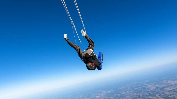 Heart-Stopping Skydiving Moment: Fainting in Freefall and a Daring Rescue by Teammate!