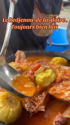 Le poulet, tendre et juteux, mijote lentement avec des légumes frais, des tomates, des oignons, des poivrons, et un subtil mélange d’épices locales. Sans ajout d’eau, la cuisson à la vapeur naturelle concentre les arômes pour offrir un goût unique, à la fois relevé et savoureux. Servi avec de l’attiéké, du riz parfumé ou du placali, le kedjenou est un plat généreux qui incarne la convivialité et l’authenticité africaine Le vrai goût du kedjenou de poulet c’est chez nous ! 📍 Retrouvez-nous à Tre