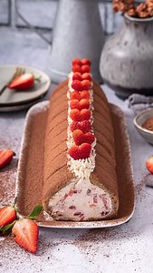 🇺🇸⬇️ Erdbeer Tiramisu Rolle. Cremig, luftig, leicht und ganz ohne Backen! Ein absoluter Traum für alle, die auf Erdbeeren oder Tiramisu stehen. ➡️ Rezept: Für die Rolle: 200 g Löffelbiskuits 2 Tassen heißer Kaffee 250 g Mascarpone 400 g Sahne 50 g Zucker 1 Päckchen Sahnesteif 1 Päckchen Vanillezucker ca. 250 g Erdbeeren Zur Deko: 8 bis 10 Erdbeeren 200 g Sahne Kakaopulver zum Bestreuen Zudem: Frischhaltefolie Kleiner Herz-Ausstecher Das vollständige Rezept findet ihr auf meinem Blog LIFE IS FU