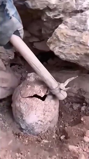 Extracting process of silver bracelets from an ancient pottery jar underground