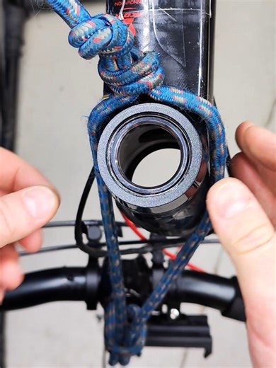 Bicycle fork removal: how it's done in a professional workshop. Ever wondered how pros remove a bike fork without damaging anything? #BikeMaintenance #BicycleFork #BikeWorkshop