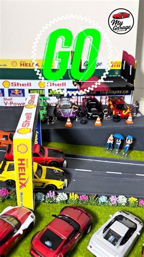 Hot Wheels Mustang Boss 302 vs Boss 302! Epic 1:64 Diorama City Race 🏎️