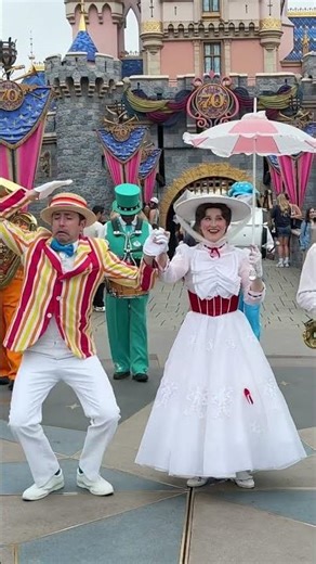 Mary Poppins & Bert at Disneyland 🐧 #disney #disneyland #marypoppins #london #fantasyland #shorts