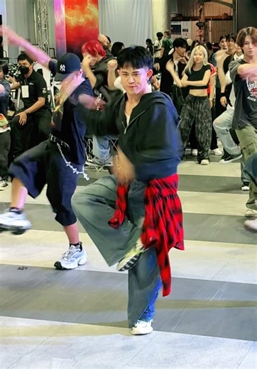 Thunderous Dance Showcase by Stray Kids