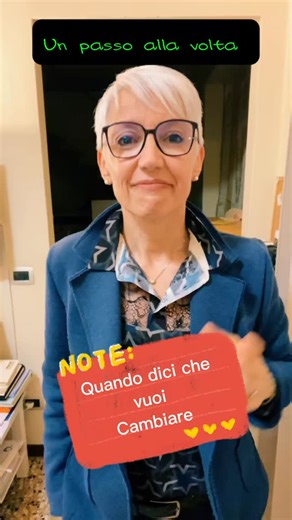 💚 Un passo alla volta La paura del cambiamento La paura del cambiamento la conosci bene. Arriva quando dentro qualcosa si muove, quando capisci che restare dove sei non ti basta più, ma ti manca il coraggio per andare oltre. Cambiare fa paura perché ti mette davanti a te stessa. Ti costringe a guardare quello che non funziona più e a scegliere cosa vuoi tenere e cosa lasciar andare. E serve coraggio, tanto. Non quello delle grandi imprese, ma quello che alleni ogni giorno, nelle scelte piccole,
