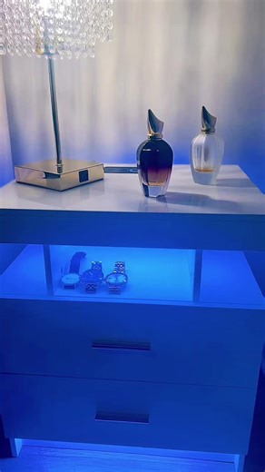 Mesa de noche con sensor de movimiento y luces LED, cargador inalámbrico en la parte de arriba,USB y tipo c. #TikTokShop # paratiii #mesacargadorinalambricousb#mesadenoche # mesalucesled