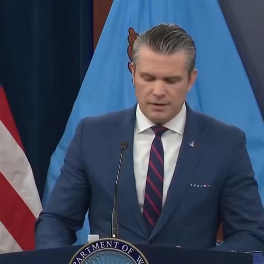 JUST NOW: “What are our objectives? 🇺🇸 wants to know what they’re sending men & women to war for?” In a trainwreck performance, smug Sec of War Hegseth: -fails to clarify objectives/give a timeline -calls rules of engagement “stupid” -says 4 🇺🇸 troops killed by a “squirter” | The Tennessee Holler