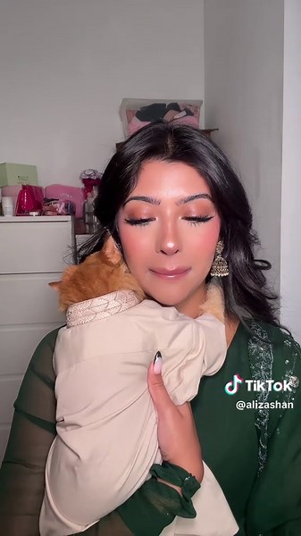 Primer desfile de moda de mi gato: ¡lindo y tímido!