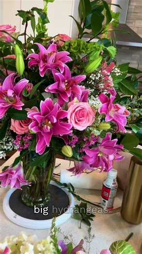 This is not that hard! I can show you how to do this! #flowers #flowerarrangement #floraldesign