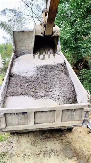 Excavator Precise Dumping: Cement Slag Loaded into Truck Smoothly!