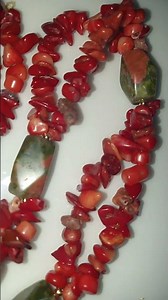 Ce bijou est un collier multi-rangs d'un style à la fois naturel