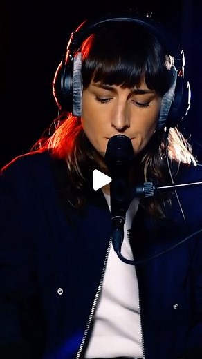 Juliette Armanet on Instagram: "💔🎻📻 Aujourd’hui, pour ma petite chronique matinale de @franceinter, je me suis lovée dans le maxi tube "Everybody’s gotta learn sometime" du maxi film hyper merveilleux hyper marquant et hyper dur à prononcer "Eternal sunshine of the spotless mind" 💔📻🎻 🎶 Une chanson initialement composée par un groupe bien eighties, The Korgis, et réinventée avec meastria par l’immense @beck … Je l’ai reprise avec une très forte émotion aux côtés de mon cher @adrian_edeline