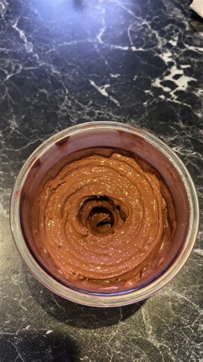🚨NINJA CREAMI BROWNIE IS🚨 Bedre enn en proteinbar💀 Makro hele boksen: 67g protein 24g karbohydrat 10g fett 467 kcal Du trenger: 3dl ekstra lettmelk (laktosefri) 50g cottage cheese 60g sjokoladeprotein (jeg brukte optimum nutrition double rich chocolate, the BEST) 20g kakaopulver 10g lønnesirup 2 klyper salt Slik gjør du: 1. Bland cottage cheese, 15g proteinpulver, 5g kakaopulver og lønnesirup til en «ganache» i en blender (enklere å lage en større porsjon hvis du bruker en blender). Sett i kj