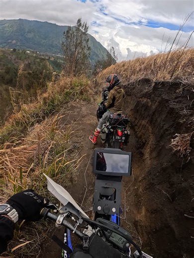 WR155 dan KLX250: Perbandingan di Belokan