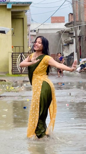 Koi ladka hai jab o hasta…🙈😊 Bahut himmat karke yaha raod par jaake video banai hu sabse badi baat to ye hai ki one take me ban vi gaya🤣 . . #anjali #chauhan #instadaily #instagood #gaavkigori | Anjali Chauhan Official