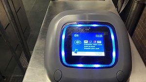 La carte de banque bientôt utilisable comme ticket de STIB - RTBF Actus