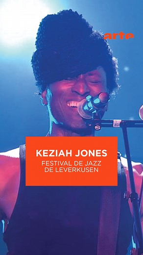 Si rythme = love, alors Keziah Jones nous donne beaucoup d’amour ❤️ L’artiste nigérian, qui a créé son propre mélange de blues et de funk (tout simplement le blufunk), est venu mettre le niveau de groove au maximum sur la scène du festival de jazz de Leverkusen 🎸 arte.tv/videos/128862-003-A | ARTE Concert