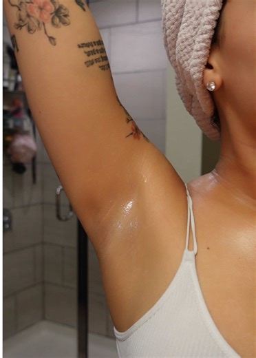 my tips on how i maintain my smooth & clear underarms!! 🦢 this has been requested for some time & while this is a daily practice (& there are further daily habits to keep implemented into your routine) let’s focus on Fridays, which is my “everything shower day” when I shave & put the most attention to my under arms!🧸 Do you apply any of these practices, or what are some tips you may have?🤭 #jemaialzonia #bodycare #underarms #hygienetips #hyperpigmentation @Degree Deodorant @House of Balance U