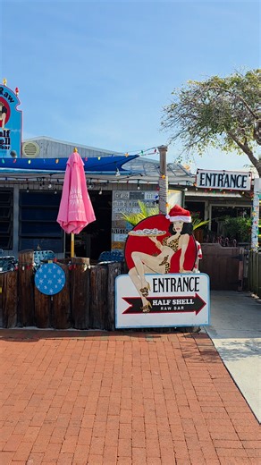 🎄✨ Half Shell Raw Bar Is Serving Holiday Cheer! ✨🎄 Half Shell Raw Bar is all decked out for Christmas, bringing festive vibes to the waterfront. Twinkling lights, holiday décor, and that classic Half Shell charm — it’s the perfect spot to grab a drink, some oysters, and soak up the season. Seafood, spirits, and Christmas done the Key West way. 🌴🦪 #HalfShellRawBar #KeyWestChristmas #HolidayVibes #WaterfrontDining #KeyWestBars #IslandHolidays #fblifestyle | Key West Bars