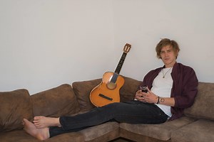 Ansa Sauermann begibt sich mit „Weniger laut“ auf die Suche nach sich selbst - Musikexpress