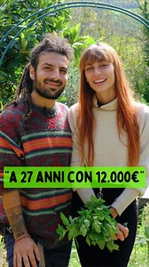 A 27 anni hanno fatto una scelta controcorrente. Invece di comprare una macchina o accendere un mutuo, hanno comprato una cascina abbandonata per 12.000 euro e si sono trasferiti in mezzo alla natura, in un piccolo borgo del Piemonte che stava scomparendo. Oggi Maria e Andrea ​⁠ vivono qui. Con pochi soldi, molto lavoro manuale e una visione chiara: semplificare la vita per migliorarla. Non una fuga, non una moda, non un sogno romantico: un ritorno alla terra, ai ritmi naturali, alla responsabil