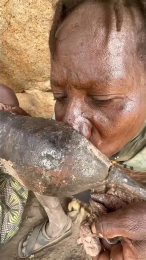 Hadzabe tribe people eating baboons meat 🍖 #hadzabetribe #tribalunity #junglelife #animals #chava