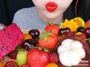 Mukbang Fresh Fruits: ASMR Eating Show Featuring Hongyu