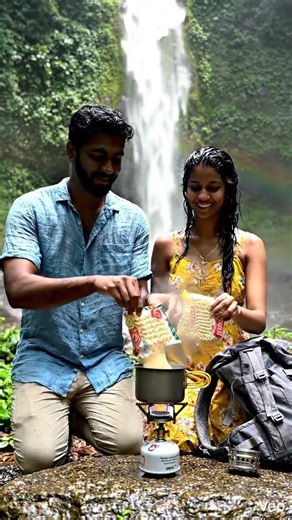 srilanka இந்தக் குளிருக்கு இதுதான் சுகம்! ❄️🔥 நீர்வீழ்ச்சியில் மேகி மசாலா! #srilanka #waterfall 03