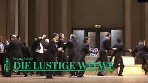 »Die lustige Witwe« Operette von Franz Lehár 👉 Infos & Karten: https://www.staatstheater-wiesbaden.de/programm/spielplan/die-lustige-witwe/ Musikalische Leitung: Johannes Klumpp / Holger Reinhardt Inszenierung: Uwe Eric Laufenberg Bühne: Julius Theodor Semmelmann Kostüme: Jessica Karge Licht: Andreas Frank Chor: Albert Horne Choreografie: Myriam Lifka Dramaturgie: Bjarne Gedrath Trailer: Theater TV – Ullrich Bohn | Staatstheater Wiesbaden