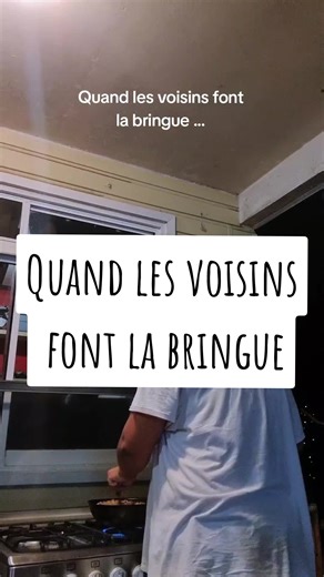 Quand les voisins font la bringue c'est tellement agréable 🥰 entre les cuillères, le cajon, les guitares les ukulele, les superbes voix et le répertoire de chansons de qualité ❤️ ça donne le sourire 💋🥰 #mapolynesie #tahiti #bringue #chant