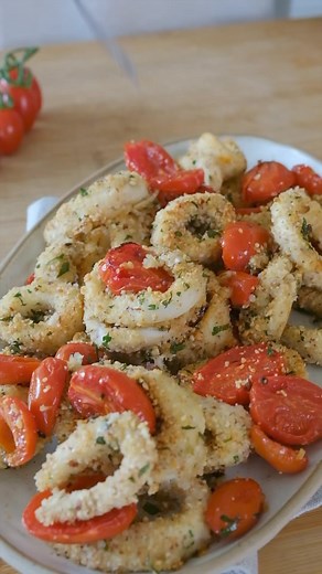 ANELLI DI TOTANO AL FORNO400 g di anelli di totano150 g pomodorini30 g pangrattato30 g farina di mandorlePrezzemoloOlioMetti in una ciotola il totano con il pangrattato, la farina di mandorle, il prezzemolo tagliato a pezzetti e mescola bene. Metti il tutto su una teglia rivestita da carta forno, condisci con olio spray o olio classico. Cuoci in forno statico a 200 gradi per 18 minuti poi completa con 5 minuti di grill per far dorare leggermente./BAKED SQUID RINGS400 g of squid rings150 g cherry