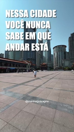 é impossível saber qual andar você tá nessa cidade 🤯 · essa é Chongqing, aqui na China 🇨🇳 eu nunca vi nada parecido com essa cidade no mundo todo. quando você acha que tá no térreo, olha pra baixo e descobre que tá em cima de um arranha céu. até sair do hotel é um desafio, já que existem várias saídas que dão pra ruas diferentes em diferentes níveis! a inspiração do vídeo e o tutorial dos andares é do @hughchongqing porque senão era óbvio que a gente teria se perdido kkkk #china #viagem #dest