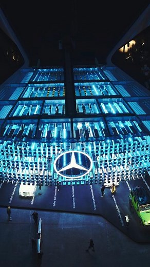 Nu al het gesprek van de dag: de nieuwe elektrische #GLC is gearriveerd. ⚡ Lees meer: mb4.me/GLCBEV_NLFB #IAA2025 [Mercedes-Benz GLC 400 4MATIC met EQ-technologie | Gecombineerd energieverbruik: 14,9-18,8 kWh/100 km | Gecombineerde CO₂-emissie: 0 g/km][1] [1]De informatie is voorlopig. Er zijn tot op heden geen bevestigde waarden van een officieel erkende testorganisatie, noch een EG-typegoedkeuring, noch een conformiteitscertificaat met officiële waarden beschikbaar. Afwijkingen tussen de gegev