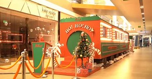 The Polar Express came dashing through the show at Jio World Drive, BKC. What a delightful journey it was, filled with tons of magic, mystery and merriment, making it a Christmas to remember for all who boarded this train🚂✨ #hamleysindia #hamleys #christmastime #polarexpress #fun #train #kidsentertainment #toystore #hamleysplay #playstore #toys #toyshop #bkc #jioworlddrive #honk #magical #funtimes | Hamleys India