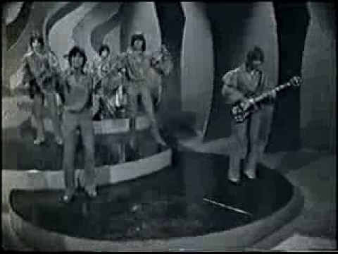 Bon Scott & Vince Lovegrove The Valentines - Build Me Up Buttercup. 1968/69