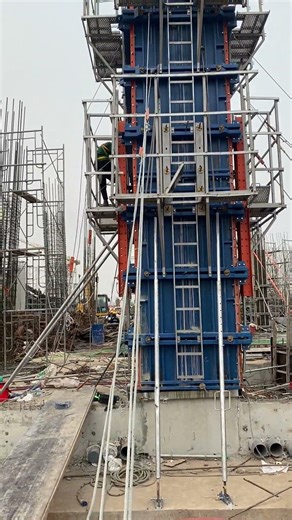 Adjusting the formwork for the house columns.
