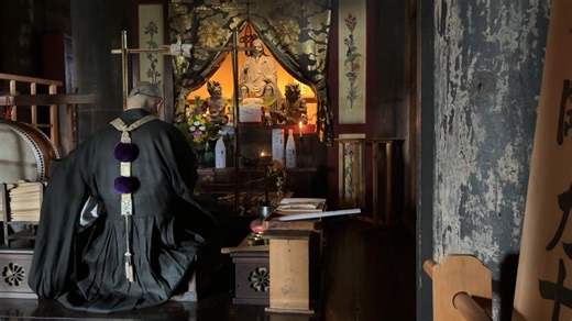 本日12月31日 正午の祈り。國軸山金峯山寺、疫病退散とも祈り長日採燈護摩供。 本日の長日祈願護摩供は田中佑昌師のご修法です。 みんな、ようなれ❗ 災害。コロナ。全てのこと、穏やかに🙏 先ずは南無蔵王大権現と十遍全国の方とともに唱和します。 南無の心でつながって、とも祈りを行います。 場所は違えども、時同じく、心をともにして。 場所は違えど、時も違えど、心をともに。 その場で、少しとも祈りをお願いします。 心を強くいたしましょう。 自分の祈りがひとさまの力に、ひとさまの祈りが、自分を助け導く力になるのです。 祈願。 今上陛下宝祚万歳。天下泰平、万人安楽、百穀豊熟、自然災害沈静。 世界平和、戦争終結。 新型コロナウイルス威力減衰して社会平穏、疫病退散。 乃至法界、平等利益。 毎日とも祈りの護摩供を修しておりますが、live配信は、出来る日と出来ない日があります。 | 金峯山寺（きんぷせんじ）