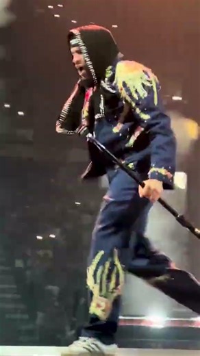 Bad Bunny's sudden mood change when he hears this song 😱